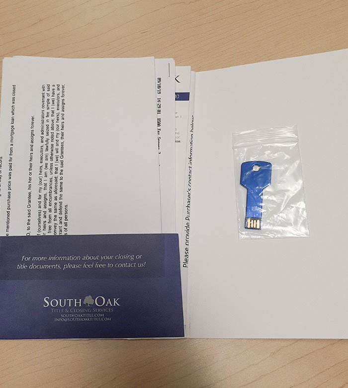 Cuando compré mi casa, la compañía de títulos me dio una copia digital de todos mis documentos en una unidad de memoria con forma de llave de la casa
