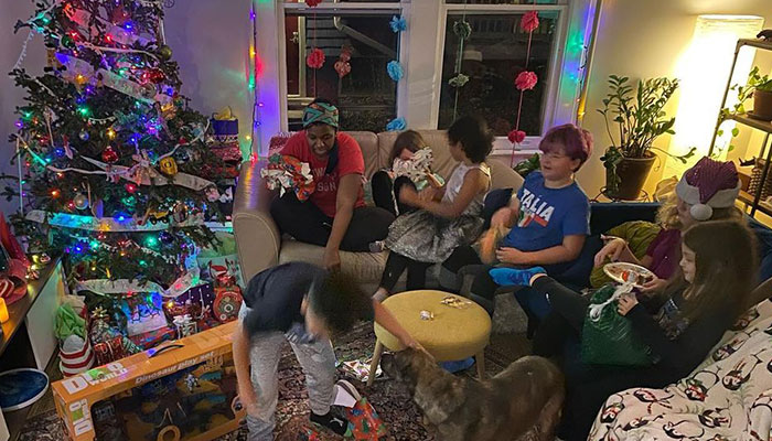 4 Madres solteras compran una casa y la transforman en el paraíso de la convivencia y los niños