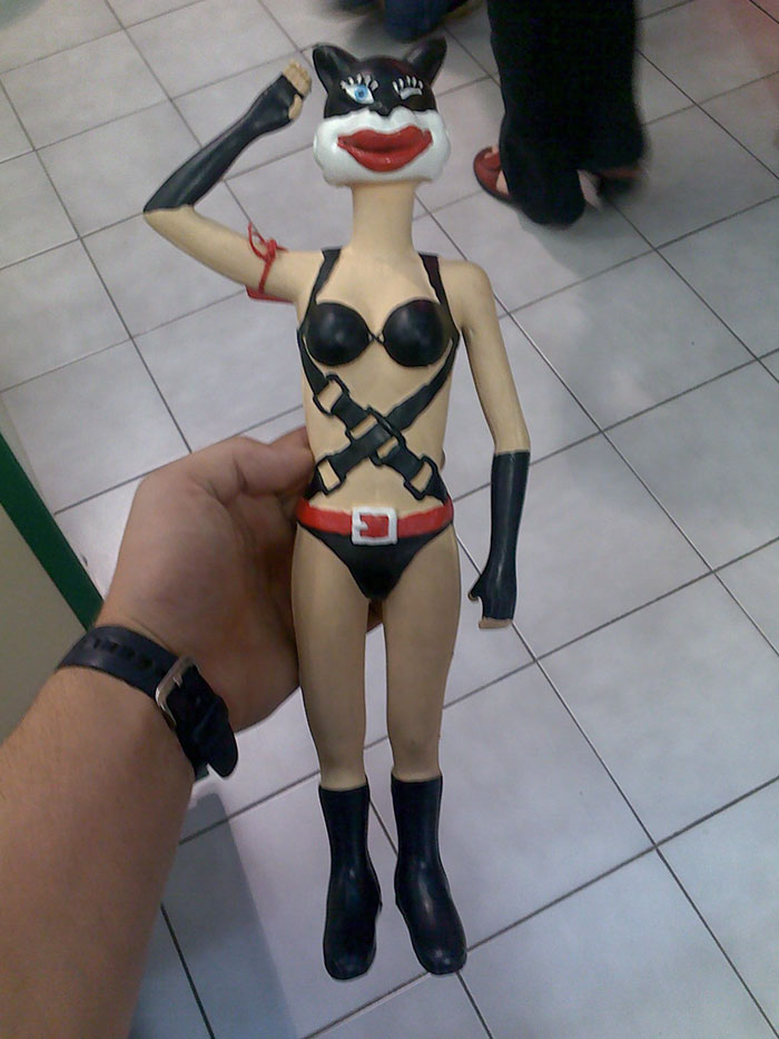 Estaba en mi tienda local de mascotas buscando un nuevo juguete para perros, ¿eh?