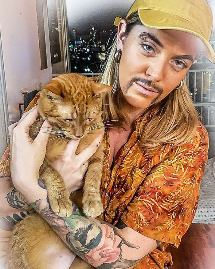 Durante la cuarentena, mi esposa se disfrazó para su cumpleaños. Este es el resultado de ver The Tiger King, del aburrimiento y de mucho whisky