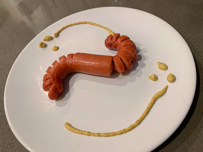 Mi esposa y yo competimos para ver quién puede hacer el perro caliente más elegante. Su intento:
