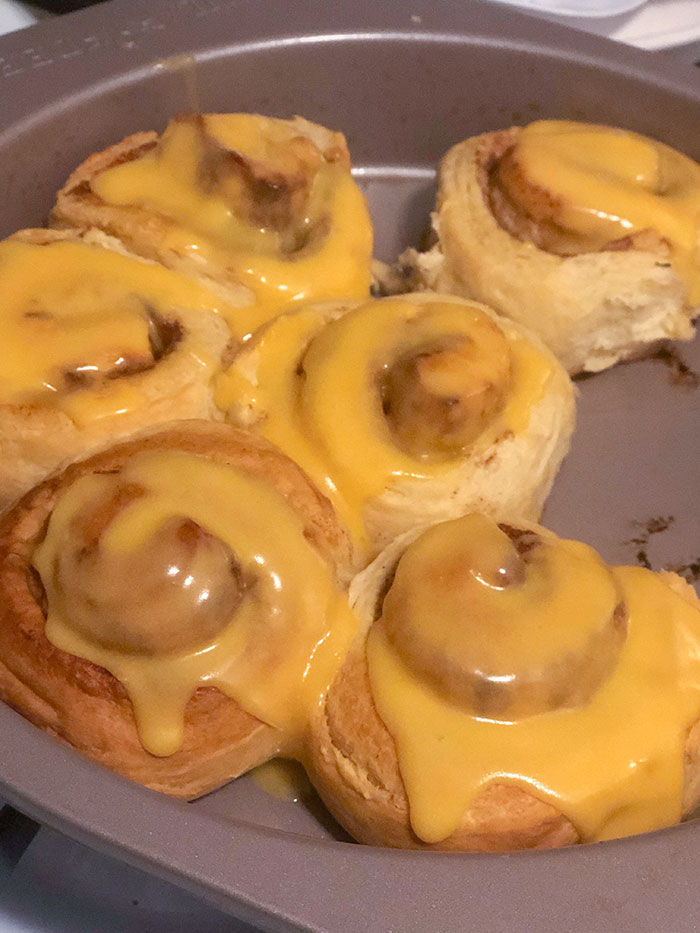 Mi esposo quería comer algo dulce. Hice rollos de naranja. Para divertirme, le puse queso para nachos a uno de ellos