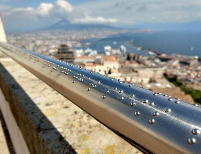 Mirador en Nápoles, con descripción de las vistas en braille en la barandilla