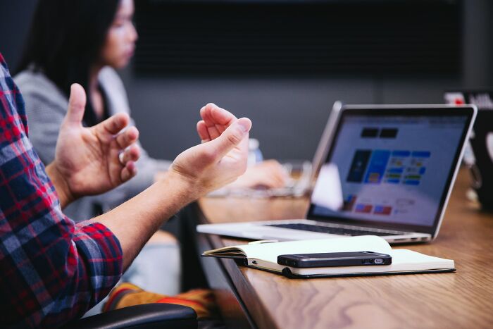 20 Señales de alarma en empresas que los posibles empleados quizá no noten enseguida