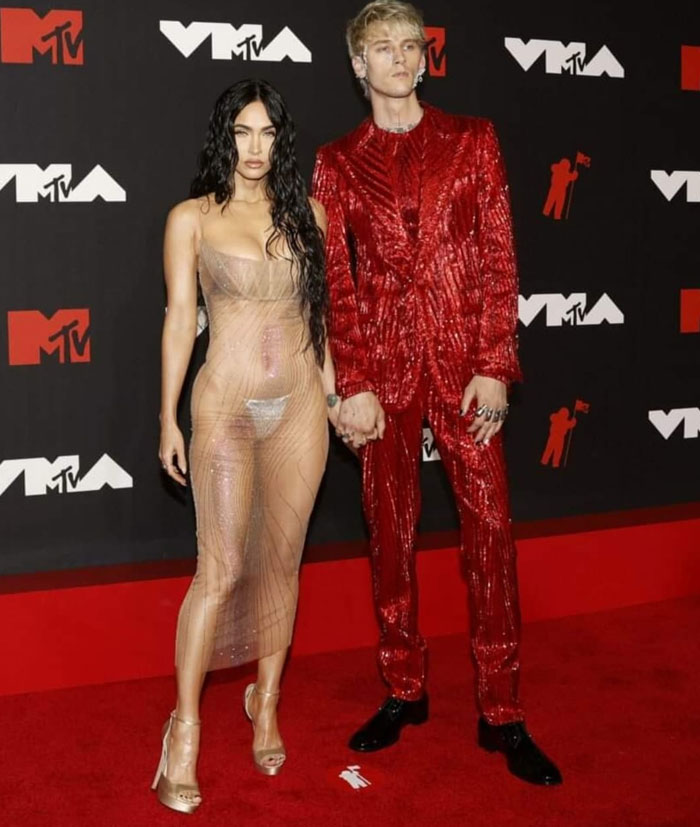 ¿Es un vestido? Algo de tela se puede vislumbrar