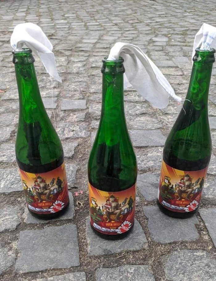 Una cervecería en Ucrania ha suspendido sus operaciones de fabricación de cerveza y ahora está haciendo cócteles molotov para que los residentes los usen contra las fuerzas rusas invasoras. Las etiquetas de las botellas dicen 