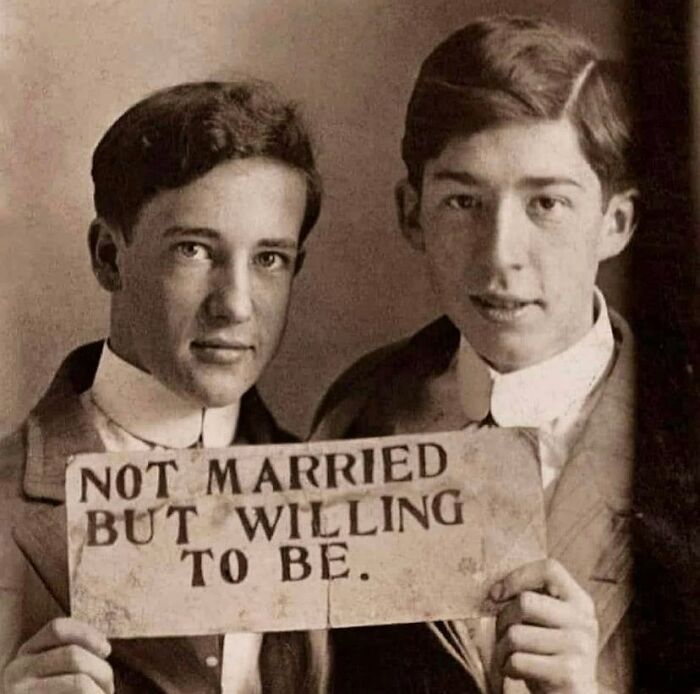 Dos jóvenes declaran su voluntad de casarse legalmente a pesar de que la ley no se lo permite | Alrededor de 1900