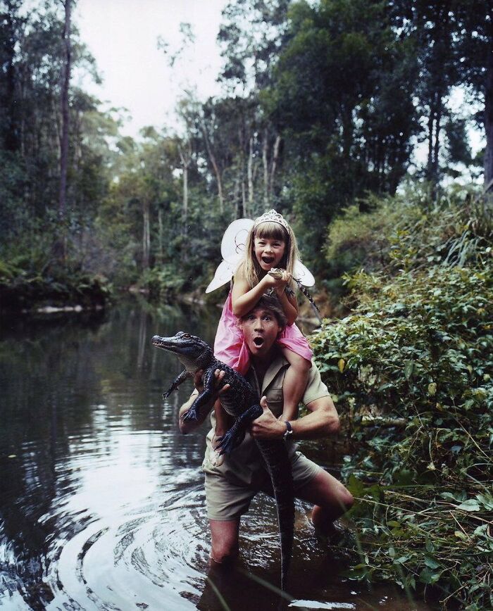 Steve Irwin con su hija Bindi y un nuevo amigo. Fotografía de Hugh Stewart