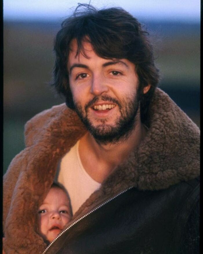 Paul Mccartney con su hija Mary en Escocia, 1970