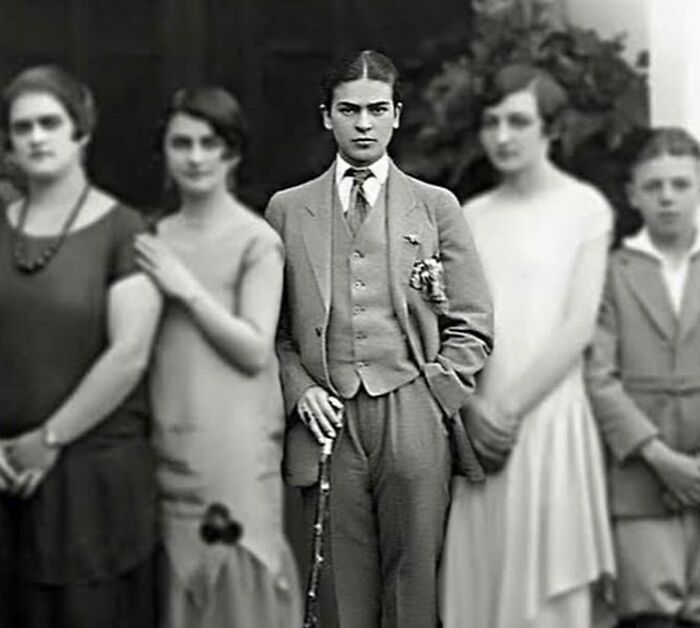 Frida Kahlo se retrata con su familia vistiendo su icónico traje de tres piezas, complementado con un bastón // México, 1924