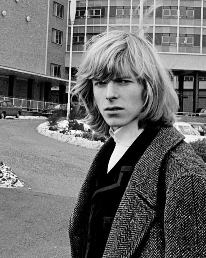 Davy Jones, que más tarde se llamaría David Bowie, fuera del Centro de Televisión de la BBC tras la actuación de su banda // 7 de marzo de 1965