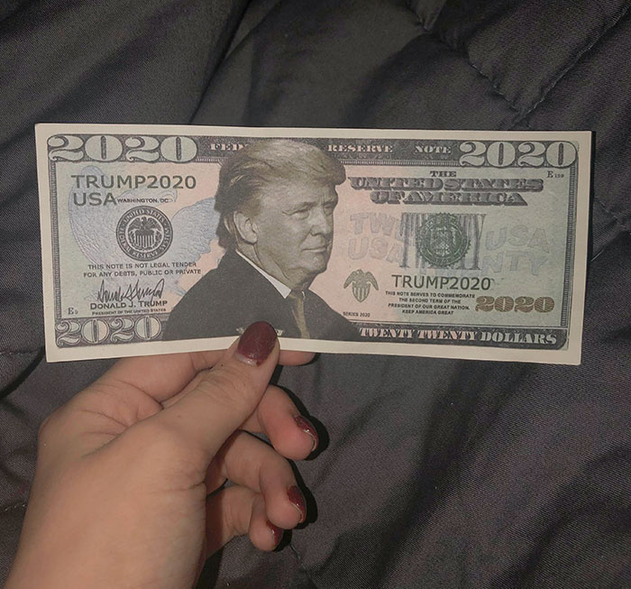 Por favor no dejen billetes falsos como propina, estoy tratando de ir a la universidad