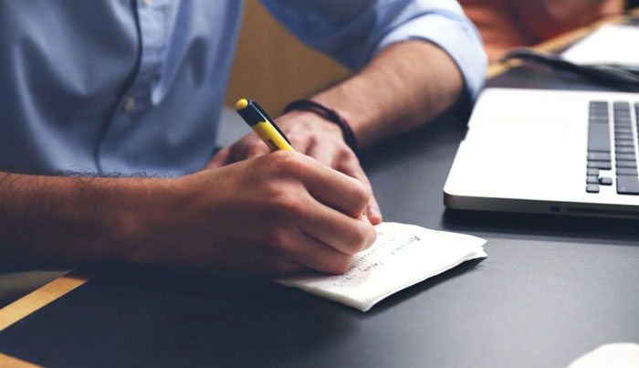 12 Señales de inteligencia vistas en personas que no se dan cuenta de lo listas que son
