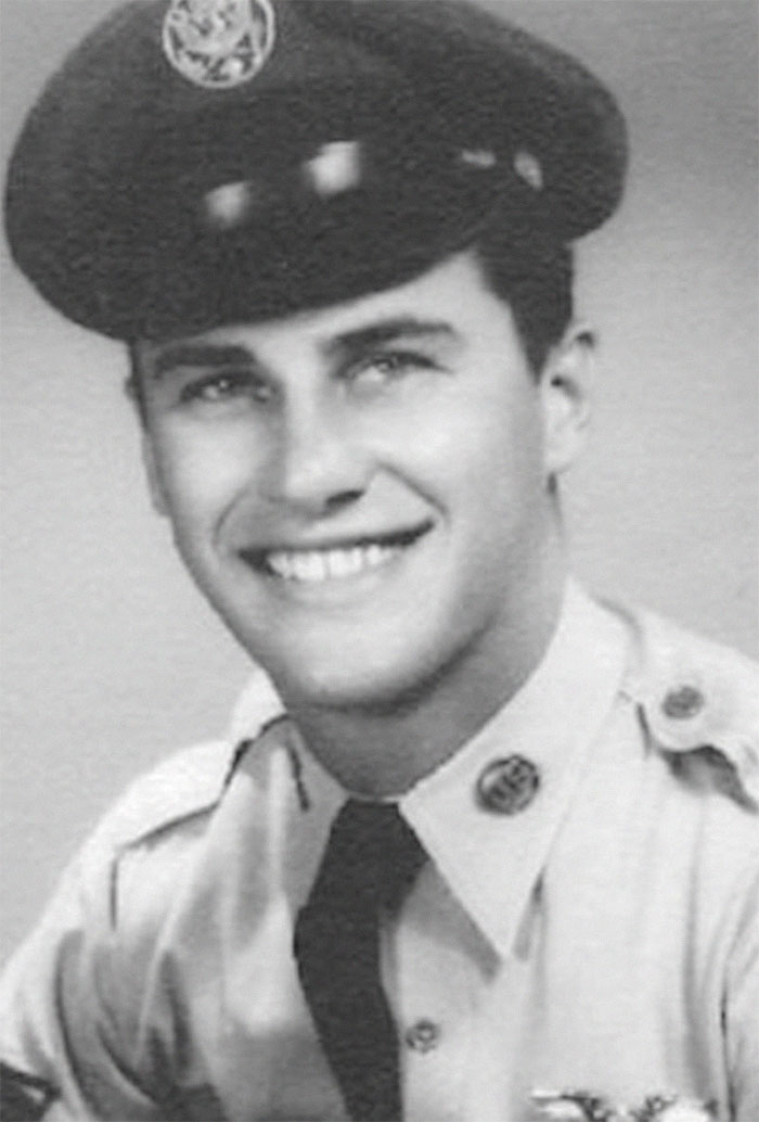Un joven Bob Ross durante sus días en el ejército