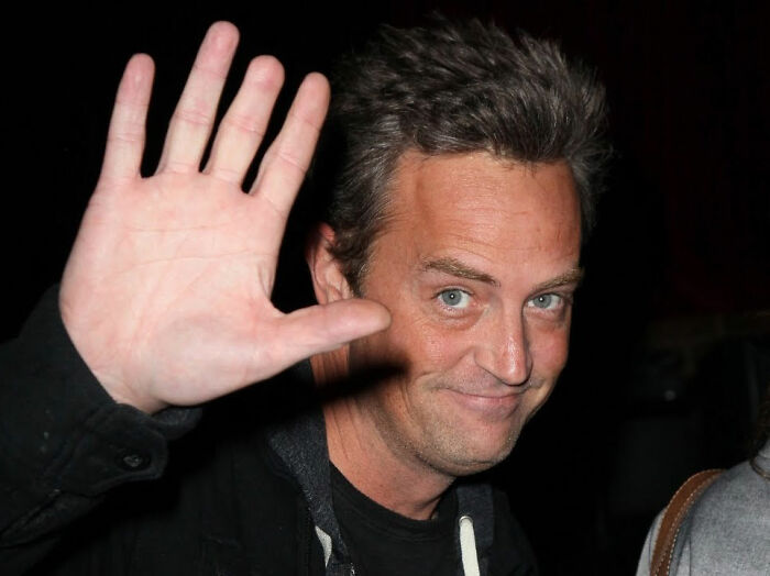 A Matthew Perry le falta parte de su dedo del medio