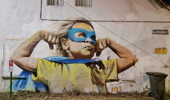 Se ha pintado un nuevo mural en la calle Przechodnia, barrio de Pogorzelec, Varsovia
