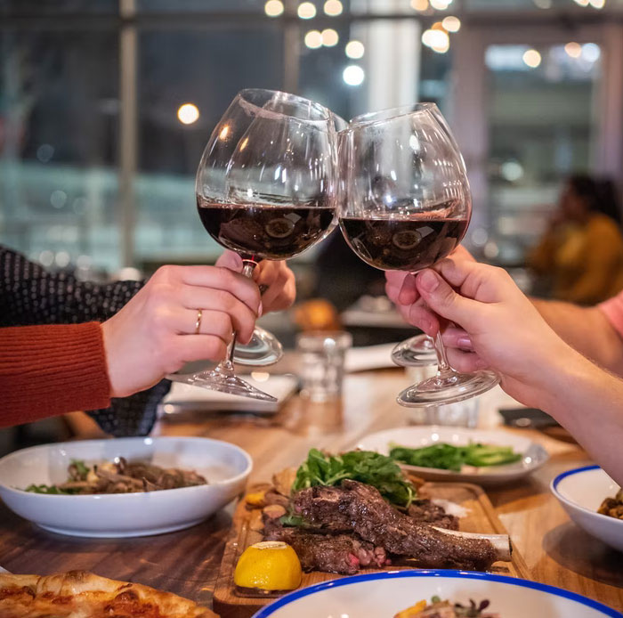“Insistió en que yo pagara”: Este hombre organizó una gran cena de celebración familiar y se enojó con su esposa cuando ella solo pagó por su propia comida