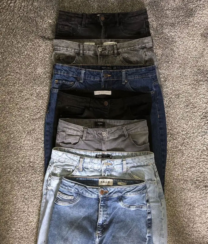 Si alguna vez se han preguntado por qué las mujeres nos sentimos tan frustradas con las tallas de nuestra ropa: todos los vaqueros de esta foto son talla 12