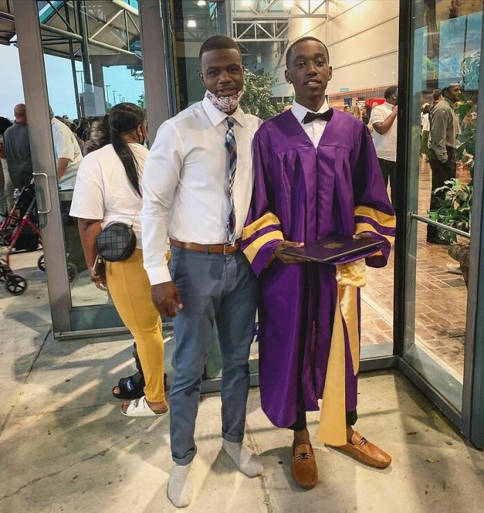Momentos antes de la graduación, vino un estudiante con un ataque de pánico. No le dejaban graduarse porque no tenía zapatos que cumplieran el código de vestimenta
