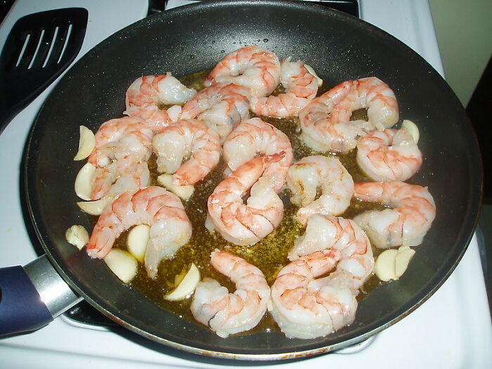 Tirar los camarones directamente al bote de la basura, ¡sin necesidad de cocinarlos!
