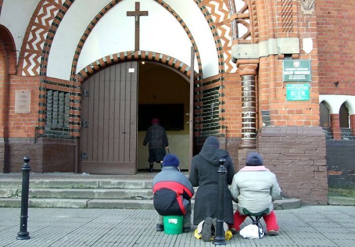 20 Cosas que hicieron a la gente dudar de su religión, compartidas en este grupo online