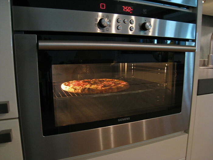 Agarrar los platos al rojo vivo directamente del horno con las manos desnudas