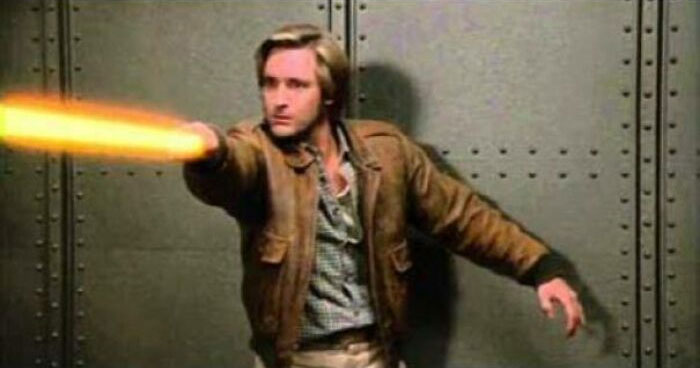 Antes de hacer “S.O.S. Hay un loco suelto en el espacio”, Mel Brooks le pidió permiso a George Lucas para parodiar Star Wars. A Lucas le pareció bien pero su única condición fue que Lone Star no se vistiera como Han Solo. Como resultado, Lone Star se vistió como Indiana Jones