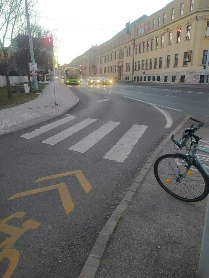 Atrévete, te reto. El carril bici termina cuando el tráfico se aproxima