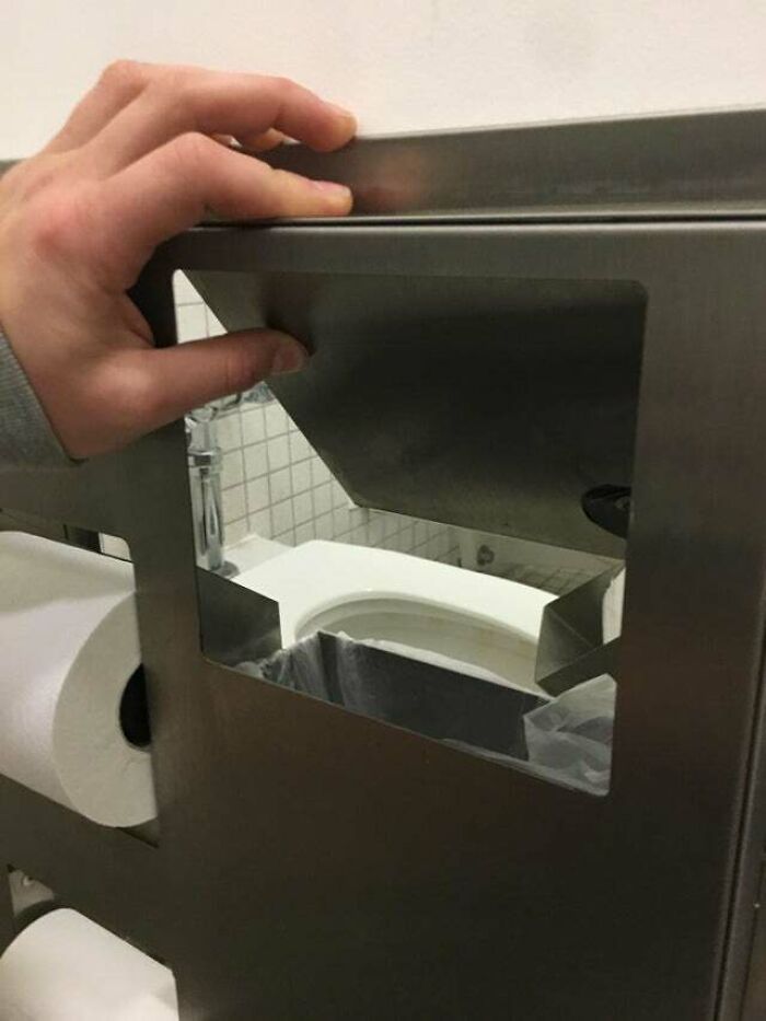 Este cubo de basura conduce en realidad a otra cabina de retrete