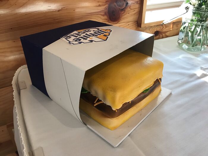 Los abuelos de mi novia se casaron a los 15 y 17 años. Después de la boda, fueron a White Castle. Esta fue la tarta para la fiesta del 60 aniversario