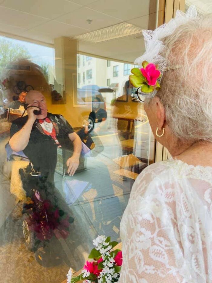 60º Aniversario de boda durante la cuarentena. Ella llevaba su vestido de novia. Él llevaba un esmoquin, más o menos