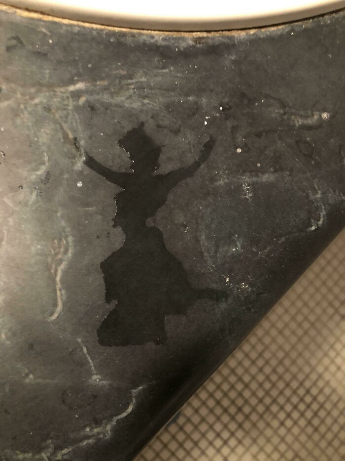 El agua en mi fregadero parece una bailarina con vestido y sombrero de copa
