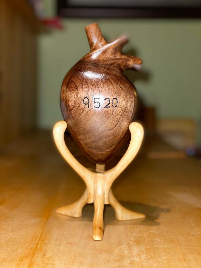 Para conmemorar a un miembro de la familia que recibió un trasplante de corazón. Corazón de nogal, soporte de arce