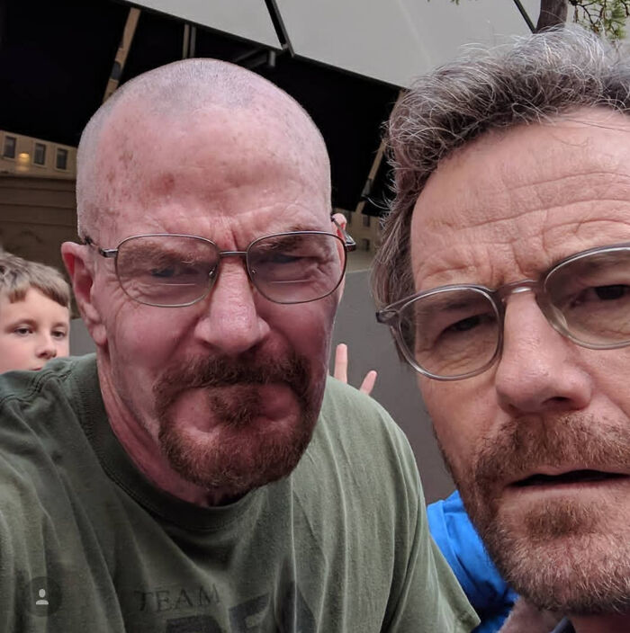 Me han dicho que soy el doble de Bryan Cranston desde que empezó Breaking Bad. Fui a San Diego para la Comicon este verano pasado para poder verlo y comprobarlo por mí mismo. No me decepcionó. Soy el autor de esta foto, ese soy yo a la izquierda