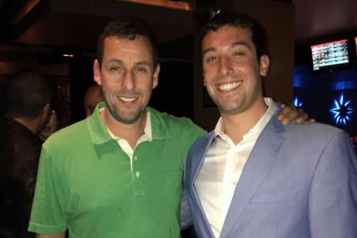 Aquella vez que Adam Sandler descubrió a su doble en Reddit y lo invitó al estreno de una película