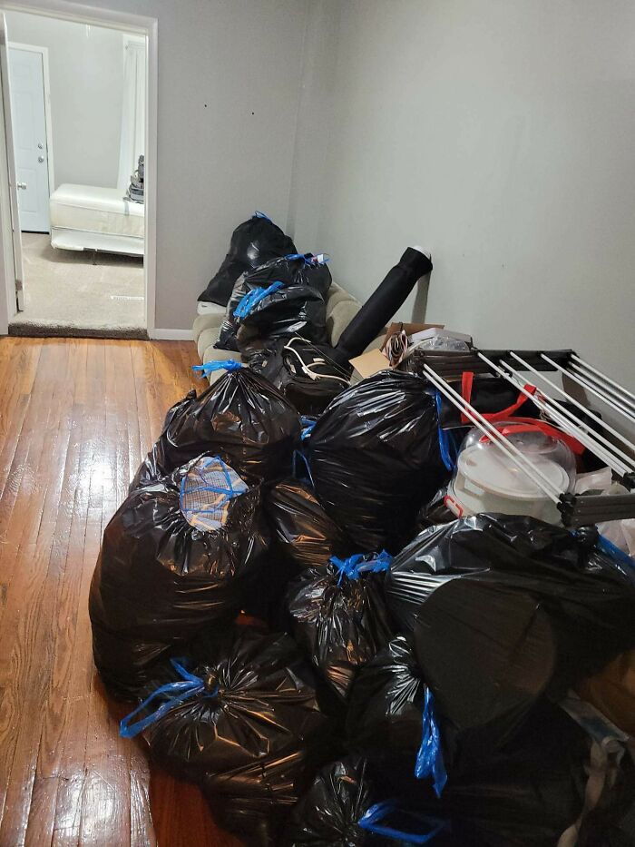 Después de un agotador día de trabajo sin comida en el que tuve que esperar 4 horas a que llegara una muestra que se canceló, llegué a casa a las 7 de la tarde y encontré todas mis cosas en bolsas de basura