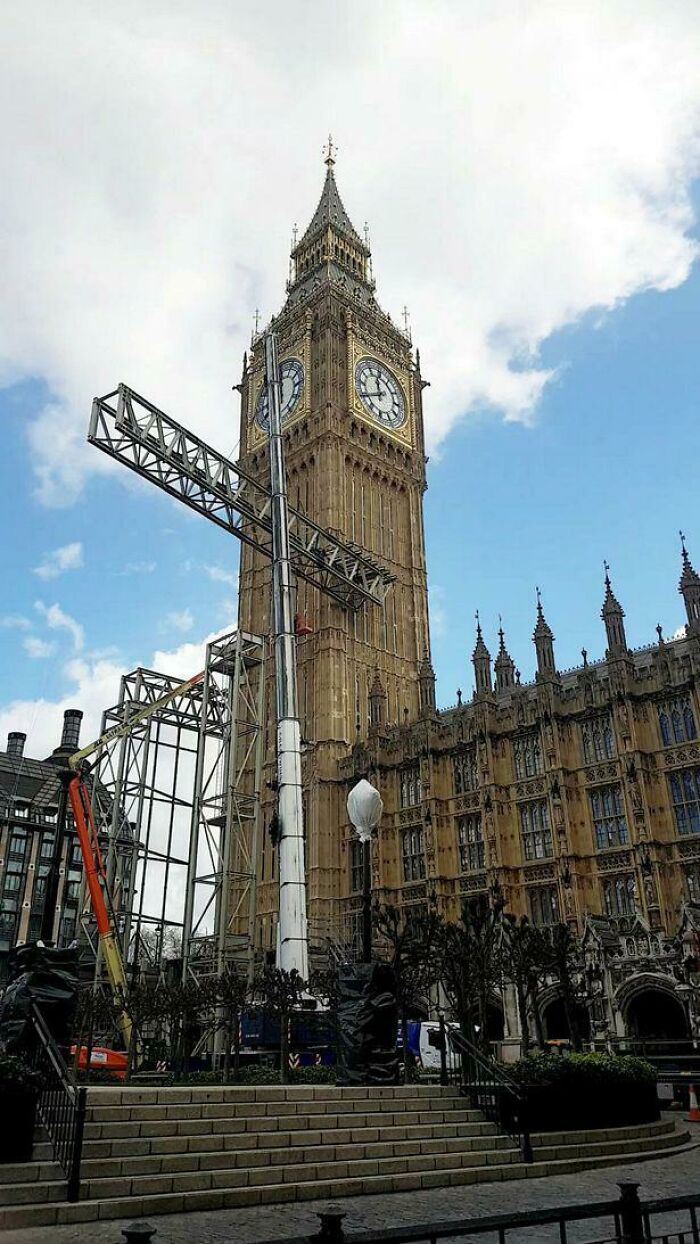Un andamio se estrella contra la Torre Elizabeth apenas unos días después de que se revelara la remodelación de 80 millones de libras.