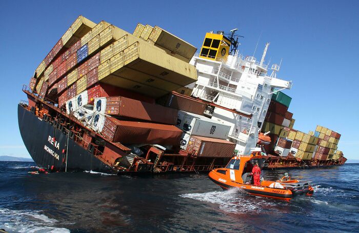 El MV Rena encallado frente a la costa de Tauranga, Nueva Zelanda, octubre de 2011
