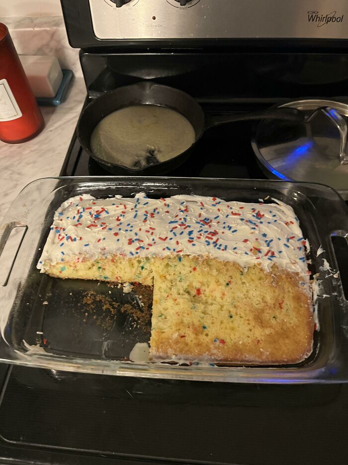 Acabo de hornear este pastel y me comí un trozo, volví y el perro lamió el glaseado hasta donde pudo llegar