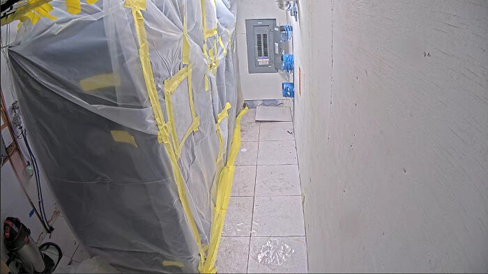 Todo el equipo de nuestro centro de datos comenzó a emitir alertas de temperatura. Sin relación, nuestro personal de limpieza estaba haciendo una limpieza profunda de nuestro centro de datos después de una inundación