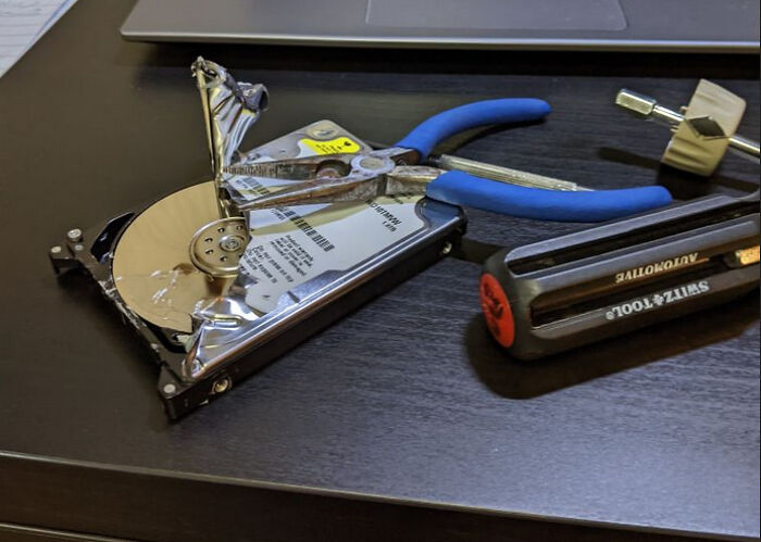 Mi amigo no pudo entrar en su disco duro a través del sistema operativo, así que decidió forzarlo