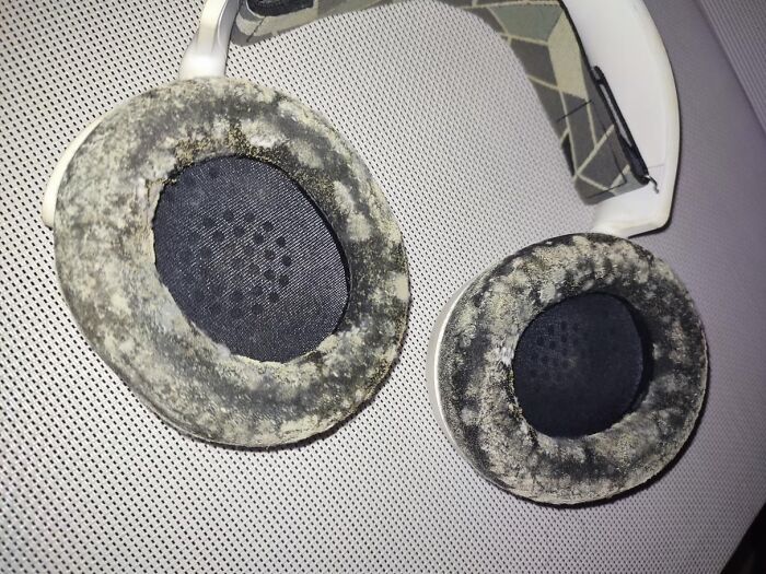 Puse un auricular que no estaba usando en un cajón durante unos meses. Supongo que el material siguió absorbiendo la humedad del aire