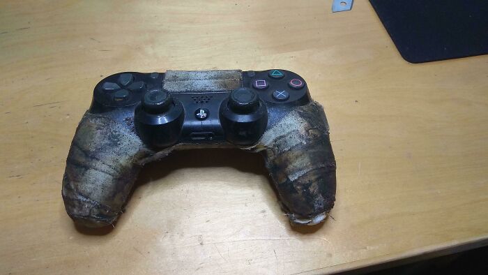 Encontré este Dualshock4 momificado en el trabajo, ¿alguien sabe qué dios de Egipto solía jugar con esto?
