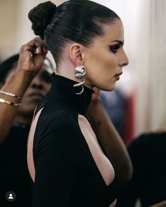 Ugh… tiene todo un equipo de maquilladores reconocidos y a esto lo publicó en Instagram una revista famosa. ¡La gente paga mucho dinero por estos trabajos!