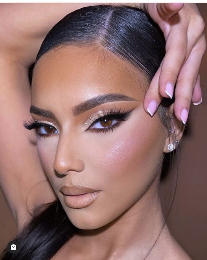 Esto lo publicó una marca muy conocida de maquillaje. ¿Por qué tiene la frente bronceada y el resto de la cara pálida?