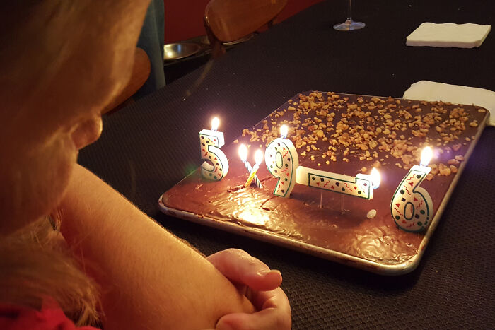  Cuando cuentas con velas para el cumpleaños número 39 de tu esposa, pero no con las “correctas”