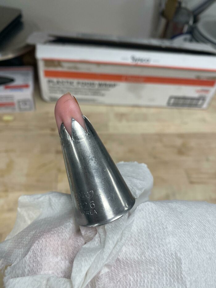 Estaba lavando una punta grasienta de una manga pastelera (muy afilada) en el trabajo. Mi dedo se deslizo en ella antes de que pudiera detenerlo