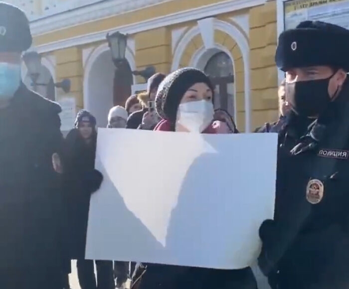 Detenida por llevar un cartel en blanco