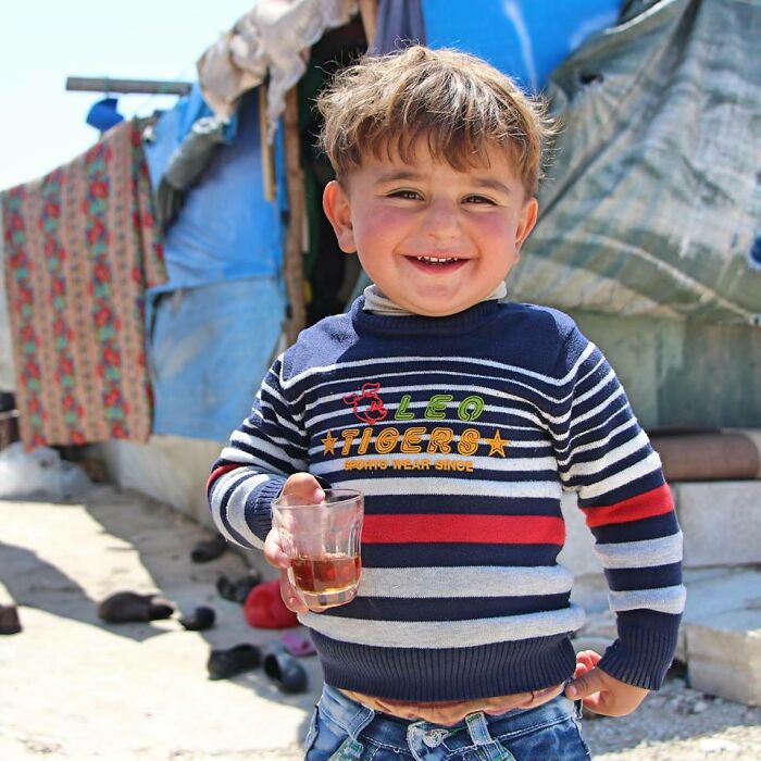 "Si tuviera un superpoder, sería volar. Les diría a otros niños de todo el mundo que vinieran a jugar conmigo y con mis hermanas, y que bebieran té juntos". - Mohamad, refugiado sirio en el Líbano