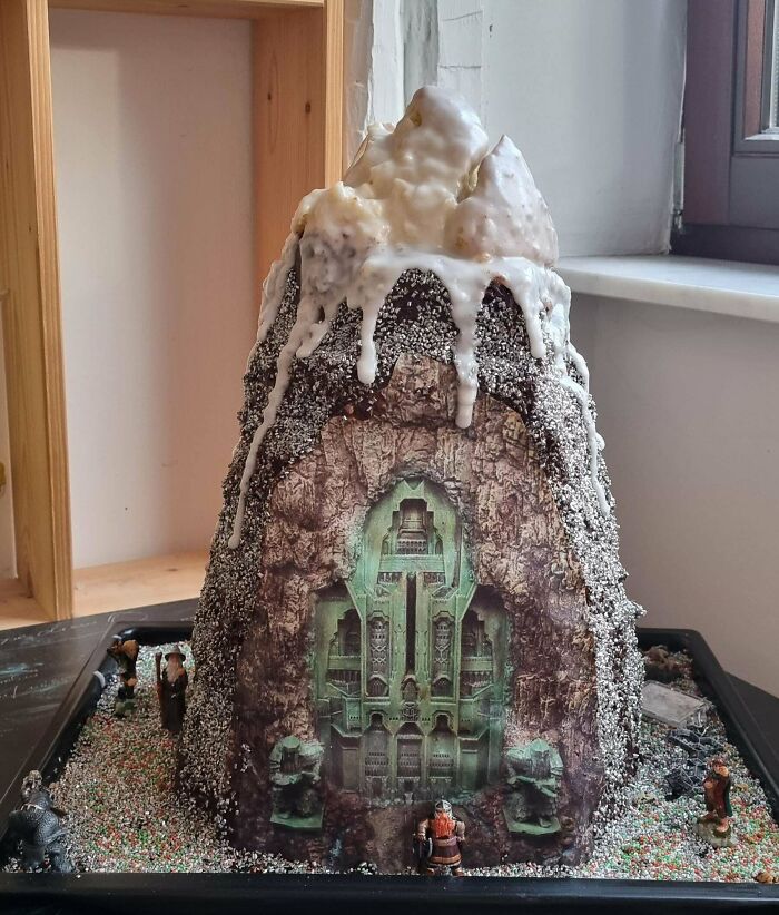 Mi hijo me pidió una tarta de Erebor para su 12º cumpleaños. 7 horas, 7 tartas y 40 huevos más tarde